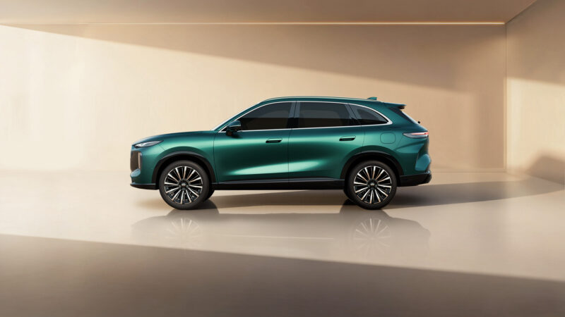 В Китае появились официальные фотографии нового кроссовера среднего размера Chery Tiggo 8