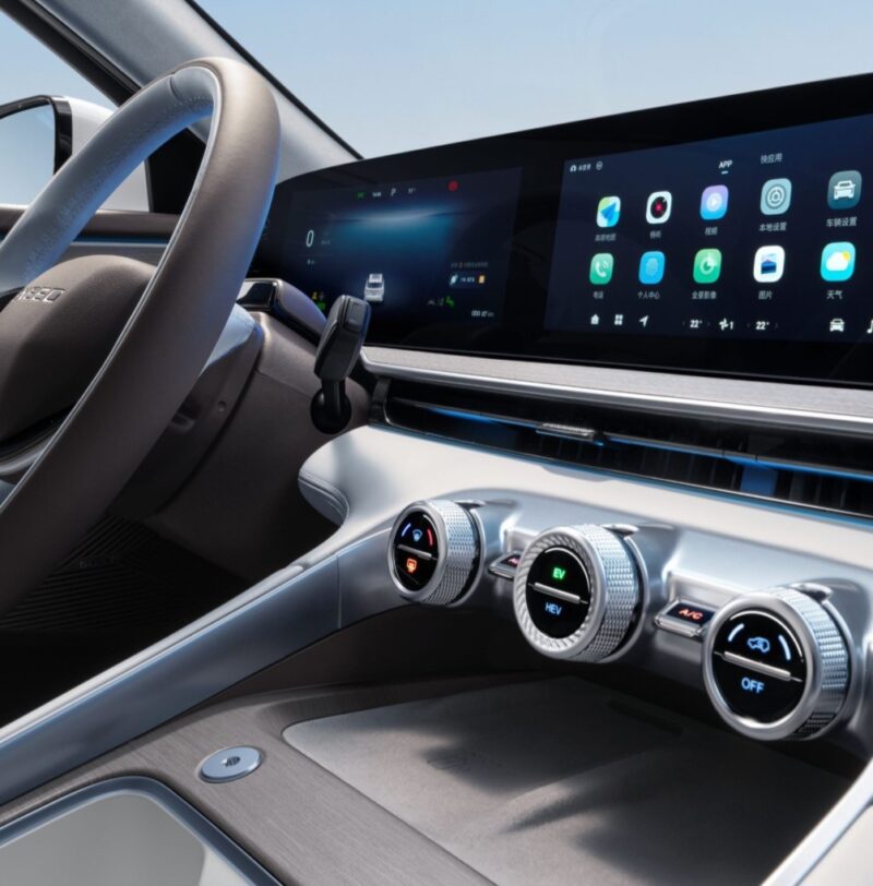 В Китае Chery Exeed Yaoguang C-DM Global Edition PHEV стартует от 19 600 долларов США: запас хода 1400 км, обновленная силовая установка