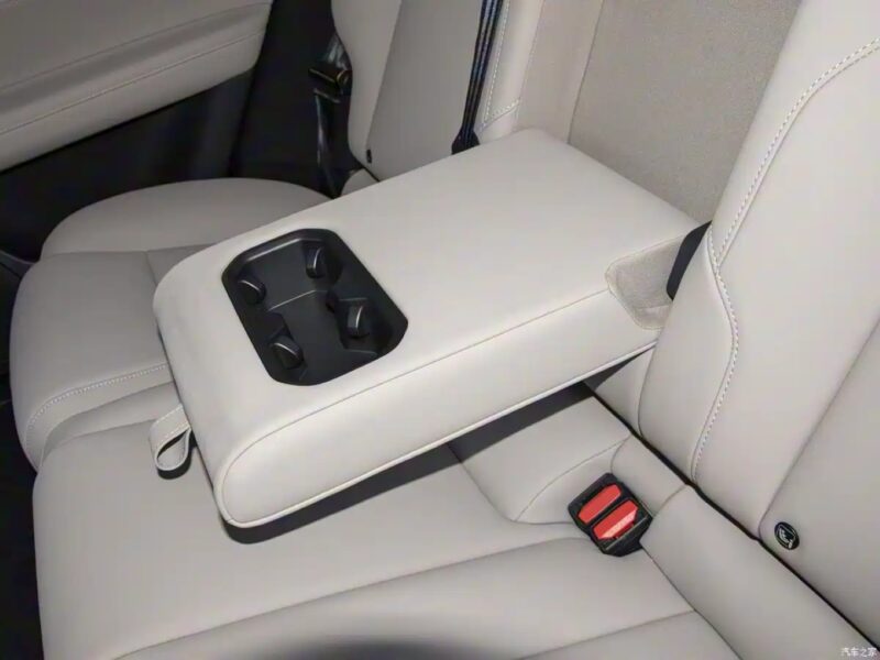 В Китае официально стартовали продажи гибридного внедорожника Volvo XC70 PHEV по специальной ограниченной цене от 37 100 долларов США.