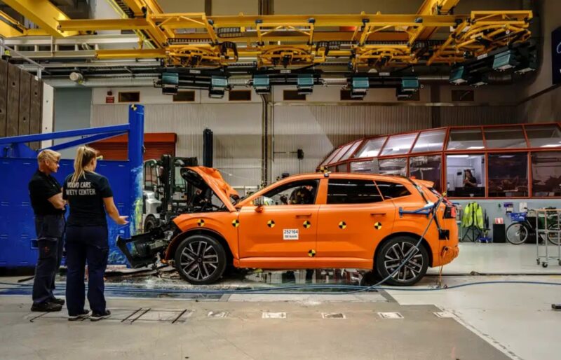 В Китае официально стартовали продажи гибридного внедорожника Volvo XC70 PHEV по специальной ограниченной цене от 37 100 долларов США.