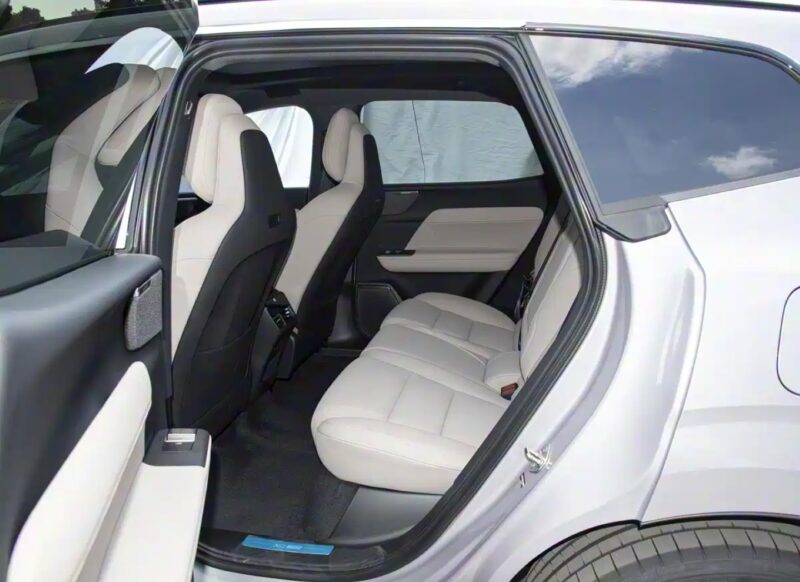 В Китае официально стартовали продажи гибридного внедорожника Volvo XC70 PHEV по специальной ограниченной цене от 37 100 долларов США.