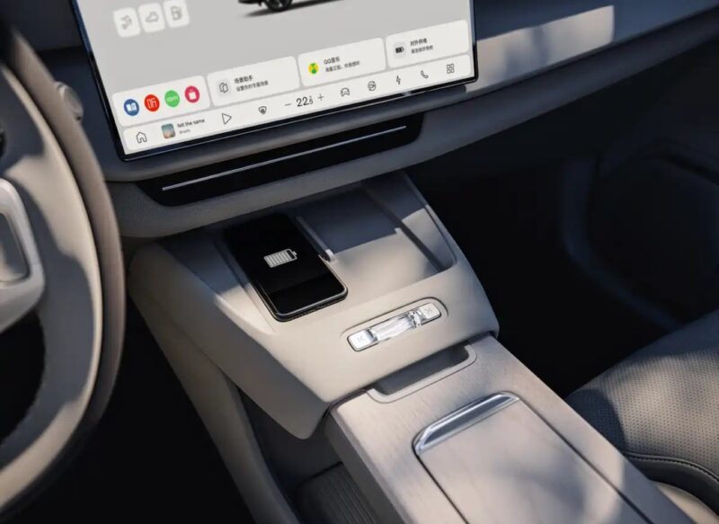 В Китае официально стартовали продажи гибридного внедорожника Volvo XC70 PHEV по специальной ограниченной цене от 37 100 долларов США.
