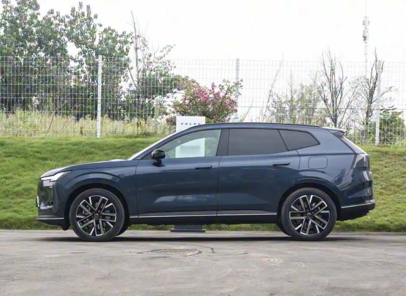 В Китае официально стартовали продажи гибридного внедорожника Volvo XC70 PHEV по специальной ограниченной цене от 37 100 долларов США.