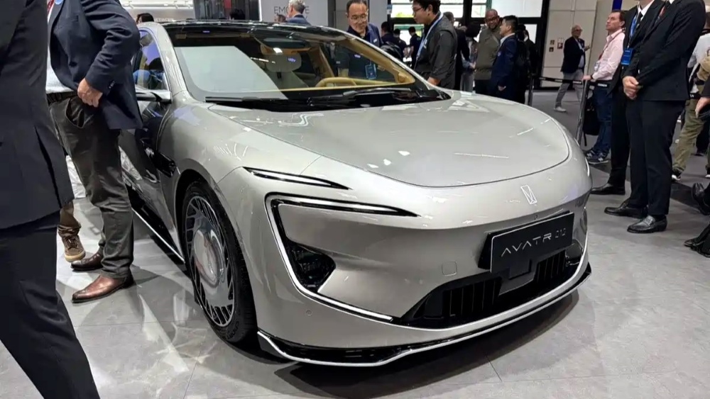 Sports Avatr 12 на боковой стороне автосалона Munich Car 2025 Kim Jones Limited Edition Limited Edition