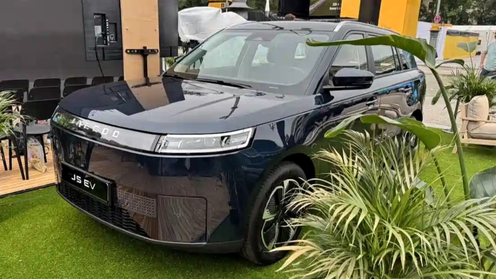 Jaecoo J5 EV Crossover на передней части Munich IAA Mobility 2025