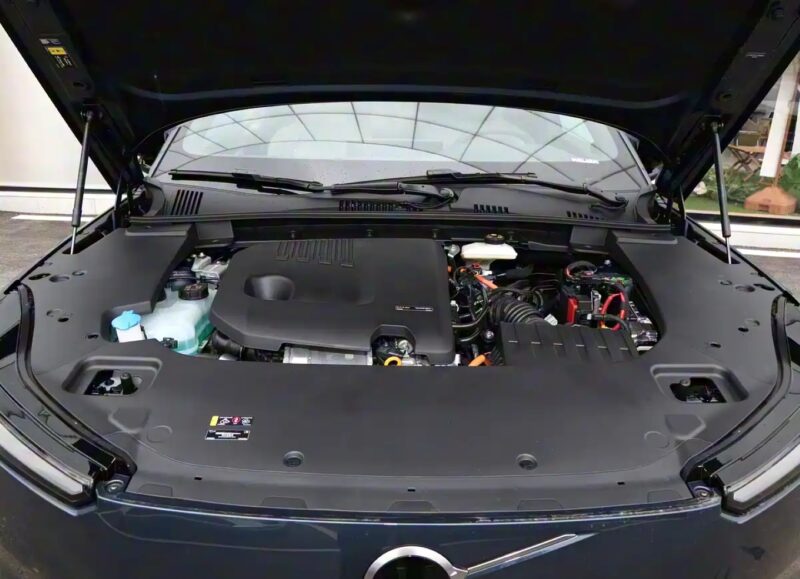 В Китае официально стартовали продажи гибридного внедорожника Volvo XC70 PHEV по специальной ограниченной цене от 37 100 долларов США.