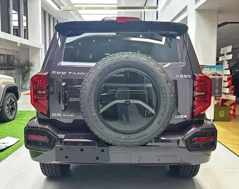 В Китае GWM начинает поставки гибридного внедорожника Tank 400 PHEV 2026 года в автосалоны по всей стране.