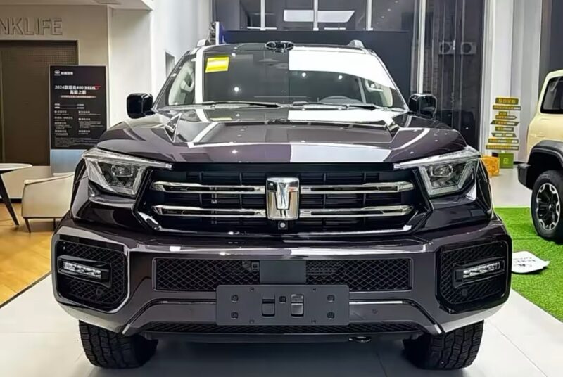 В Китае GWM начинает поставки гибридного внедорожника Tank 400 PHEV 2026 года в автосалоны по всей стране.