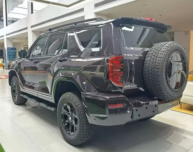 В Китае GWM начинает поставки гибридного внедорожника Tank 400 PHEV 2026 года в автосалоны по всей стране.