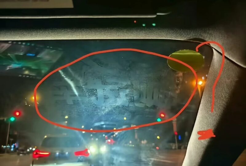 В Китае на новых автомобилях Xiaomi обнаружены остатки наклеек «Тестовый автомобиль»