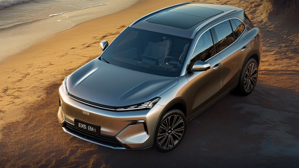 geely EX5 EM-i сбоку спереди кроссовер гибридный