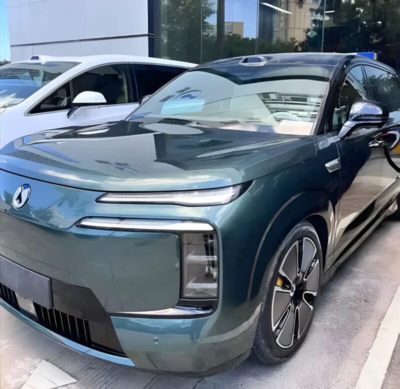 В Китае начались предварительные продажи шестиместного SUV Denza N8L от BYD с раскрытыми деталями салона