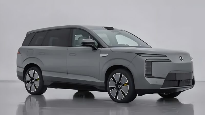 В Китае начались предварительные продажи шестиместного SUV Denza N8L от BYD с раскрытыми деталями салона