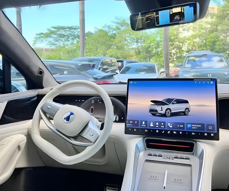 В Китае начались предварительные продажи шестиместного SUV Denza N8L от BYD с раскрытыми деталями салона