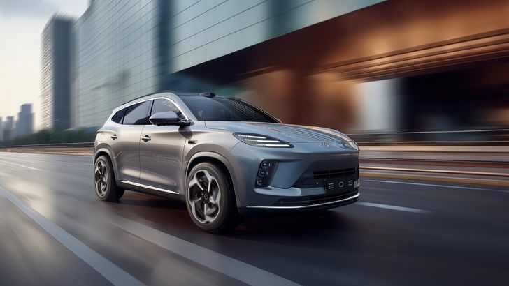 Exeed выпустит новый гибридный кроссовер с залом до 1300 км. Его можно привезти в Россию