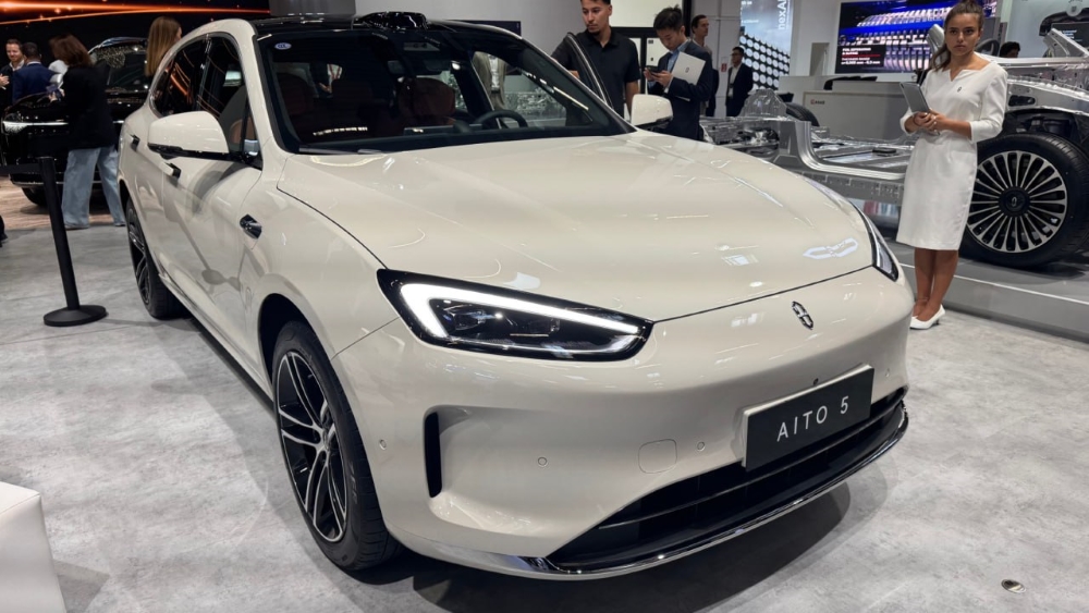 AITO M5 5 на боковой стороне автосалона передней машины Munich