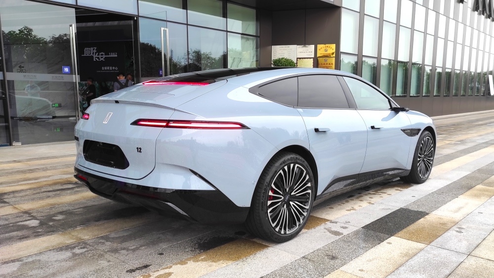 Avatr 12 сбоку сзади