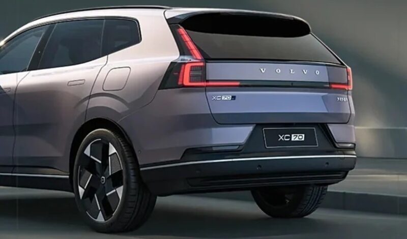 В Китае официально стартовали продажи гибридного внедорожника Volvo XC70 PHEV по специальной ограниченной цене от 37 100 долларов США.