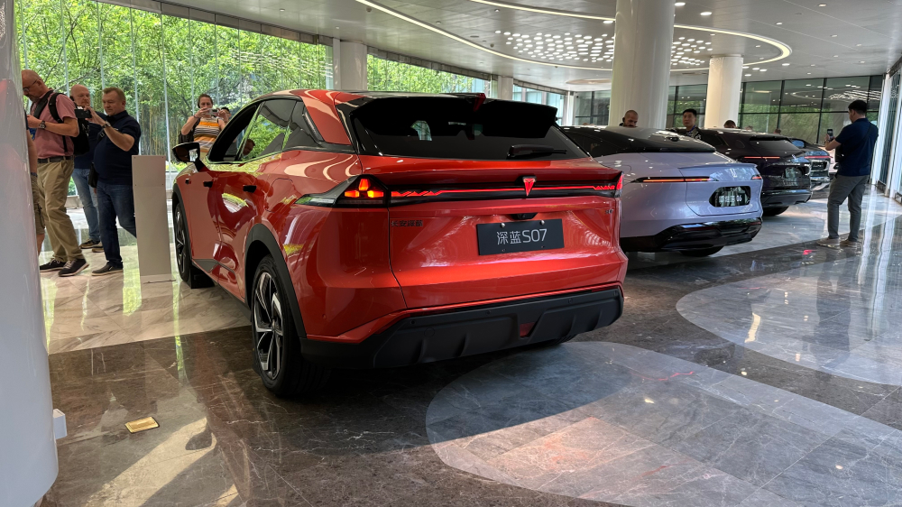 deepal s07 сбоку сзади оранжевый кроссовер гибридный