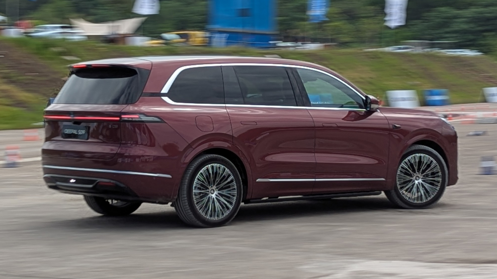 deepal s09 гибридный кроссовер сбоку сзади бордовый захаров