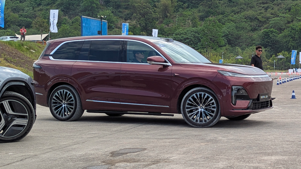 deepal s09 гибридный кроссовер сбоку спереди бордовый захаров