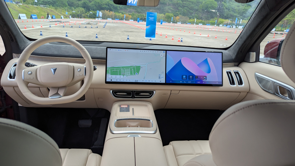 deepal s09 салон белый экраны шесть сидений центральная консоль