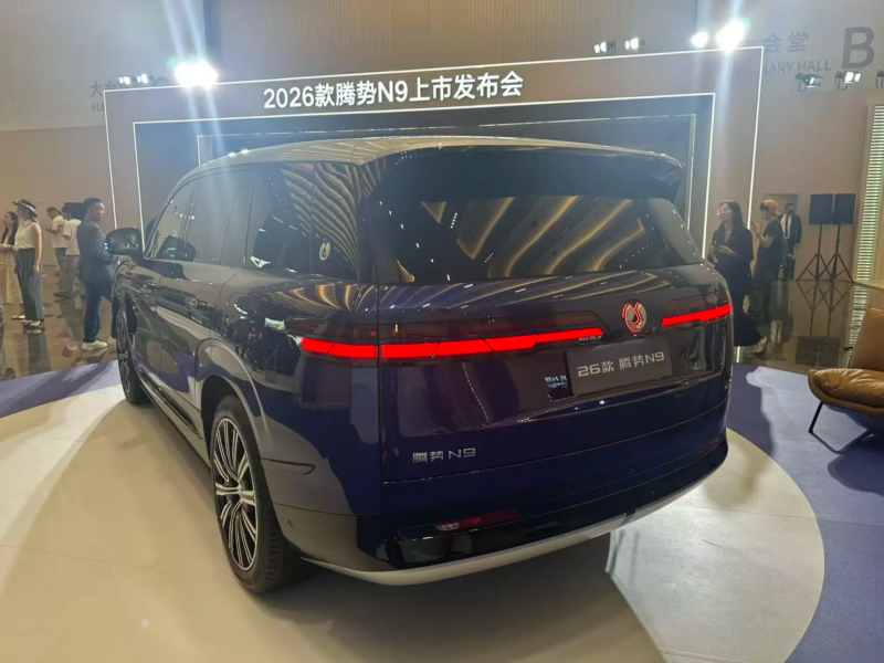 В Китае представлен гибридный SUV Denza N9 с запасом хода длиной 5,26 метра и стартовой ценой от 54 200 долларов.