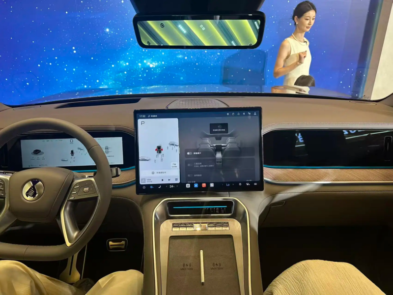 В Китае представлен гибридный SUV Denza N9 с запасом хода длиной 5,26 метра и стартовой ценой от 54 200 долларов.