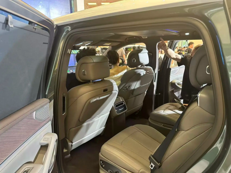В Китае представлен гибридный SUV Denza N9 с запасом хода длиной 5,26 метра и стартовой ценой от 54 200 долларов.