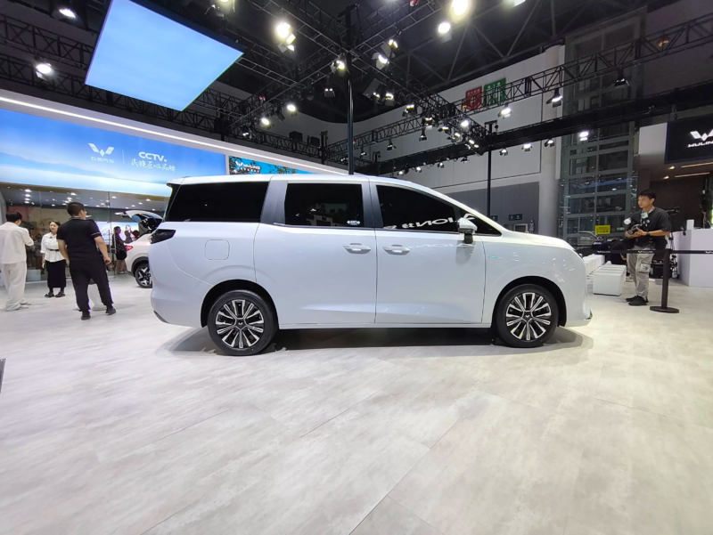 В Китае начаты предварительные заказы на новый минивэн SAIC-GM-Wuling Starlight 730