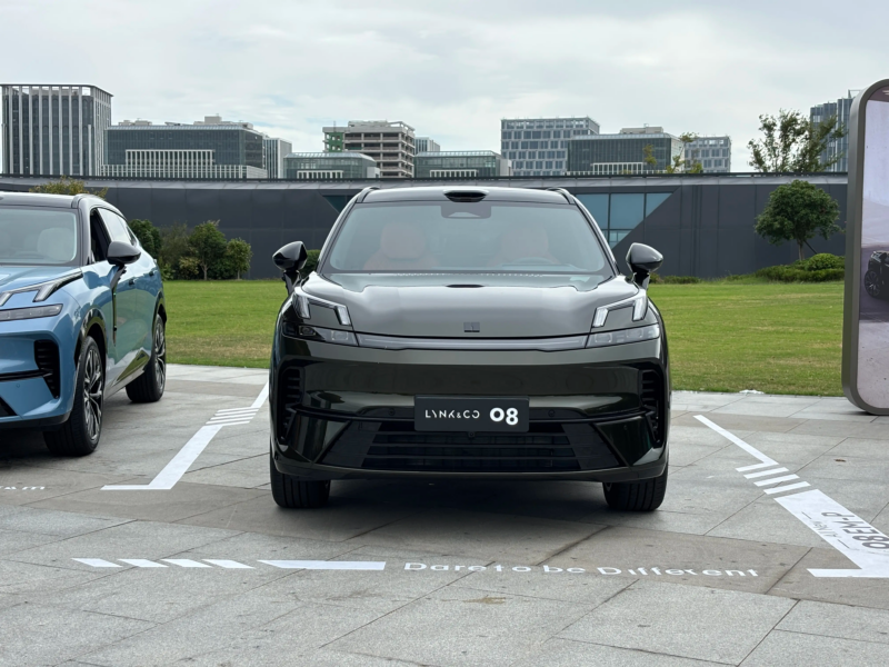 В Китае Geely выпустила обновлённый внедорожник Lynk & Co 08 EM-P с лидаром, цена от 22 200 долларов США.