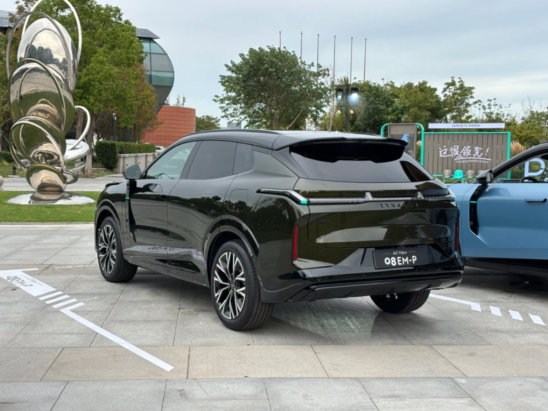В Китае Geely выпустила обновлённый внедорожник Lynk & Co 08 EM-P с лидаром, цена от 22 200 долларов США.