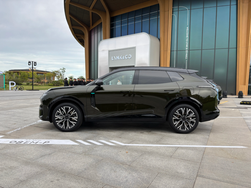 В Китае Geely выпустила обновлённый внедорожник Lynk & Co 08 EM-P с лидаром, цена от 22 200 долларов США.