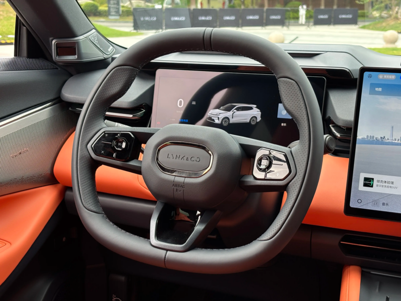 В Китае Geely выпустила обновлённый внедорожник Lynk & Co 08 EM-P с лидаром, цена от 22 200 долларов США.
