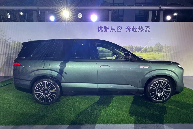 В Китае начался предзаказ на Denza N8L от BYD мощностью 762 л.с., цена стартует от 44 500 долларов США.