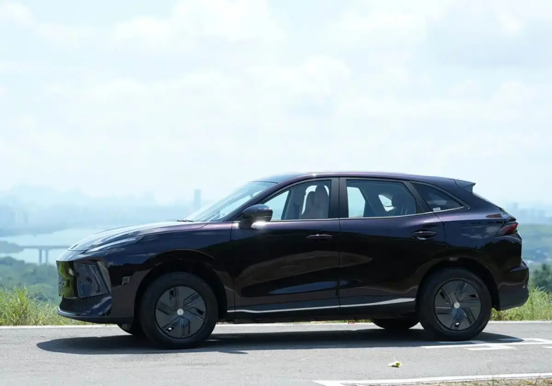 В Китае Dongfeng Forthing представил электрический внедорожник Xinghai X5 с запасом хода 530 км и ценой от 21 100 долларов.