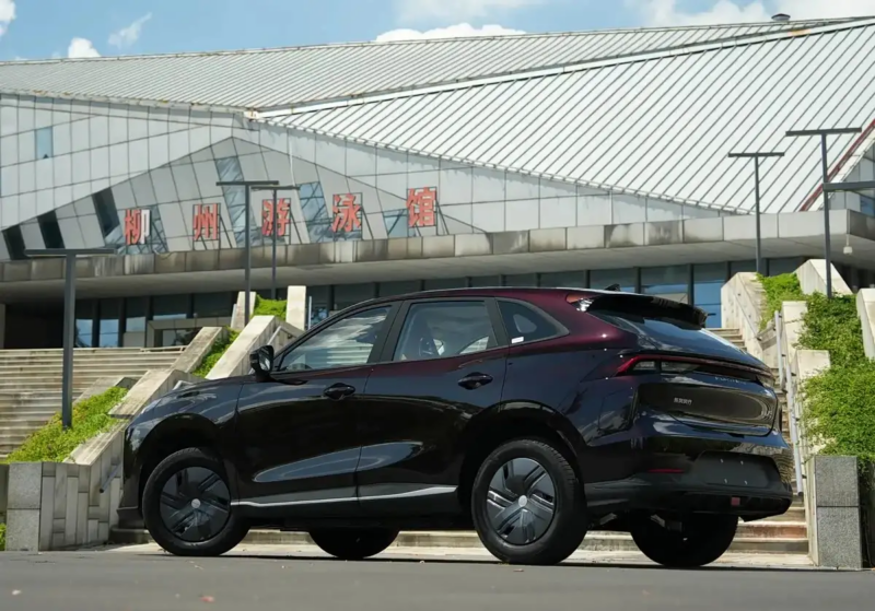 В Китае Dongfeng Forthing представил электрический внедорожник Xinghai X5 с запасом хода 530 км и ценой от 21 100 долларов.