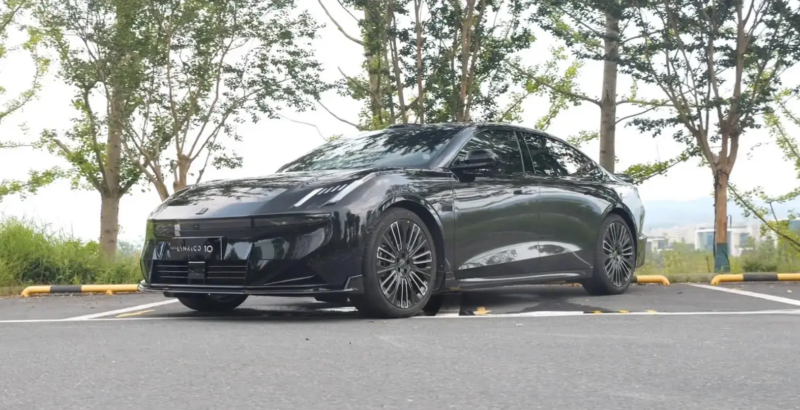 В Китае представлен седан Lynk & Co 10 EM-P мощностью 523 л.с. с ценой от 22 800 долларов.
