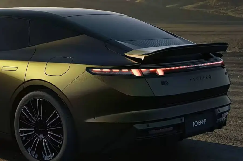 В Китае представлен седан Lynk & Co 10 EM-P мощностью 523 л.с. с ценой от 22 800 долларов.