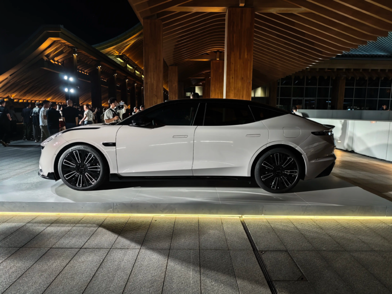 В Китае представлен седан Lynk & Co 10 EM-P мощностью 523 л.с. с ценой от 22 800 долларов.