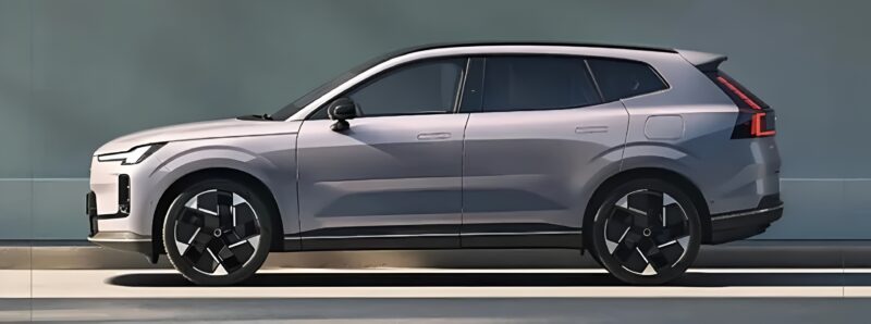В Китае официально стартовали продажи гибридного внедорожника Volvo XC70 PHEV по специальной ограниченной цене от 37 100 долларов США.