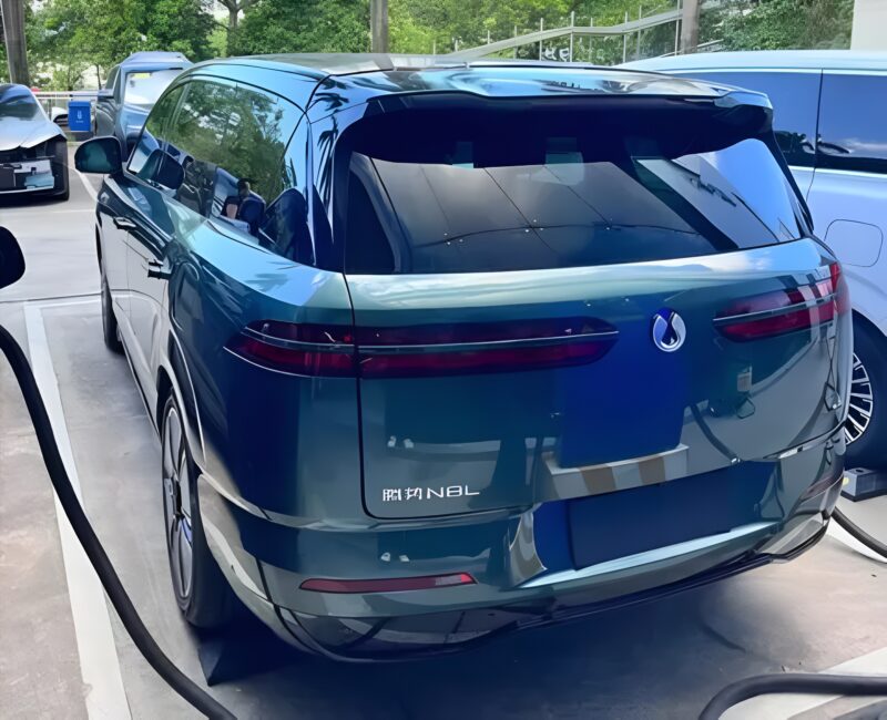 В Китае начались предварительные продажи шестиместного SUV Denza N8L от BYD с раскрытыми деталями салона