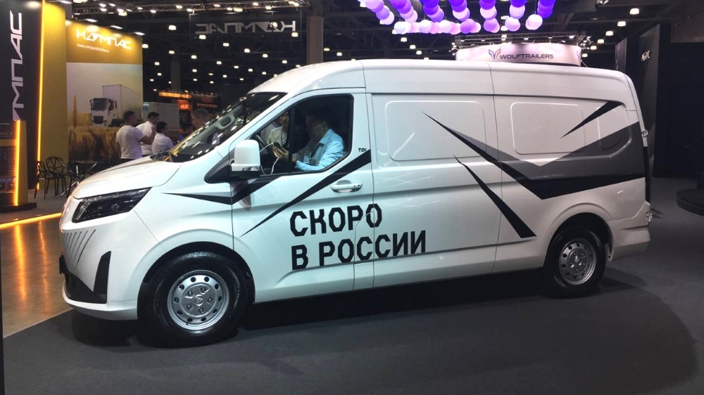 Фургон Foton View Grand сбоку на выставке comvex 2025