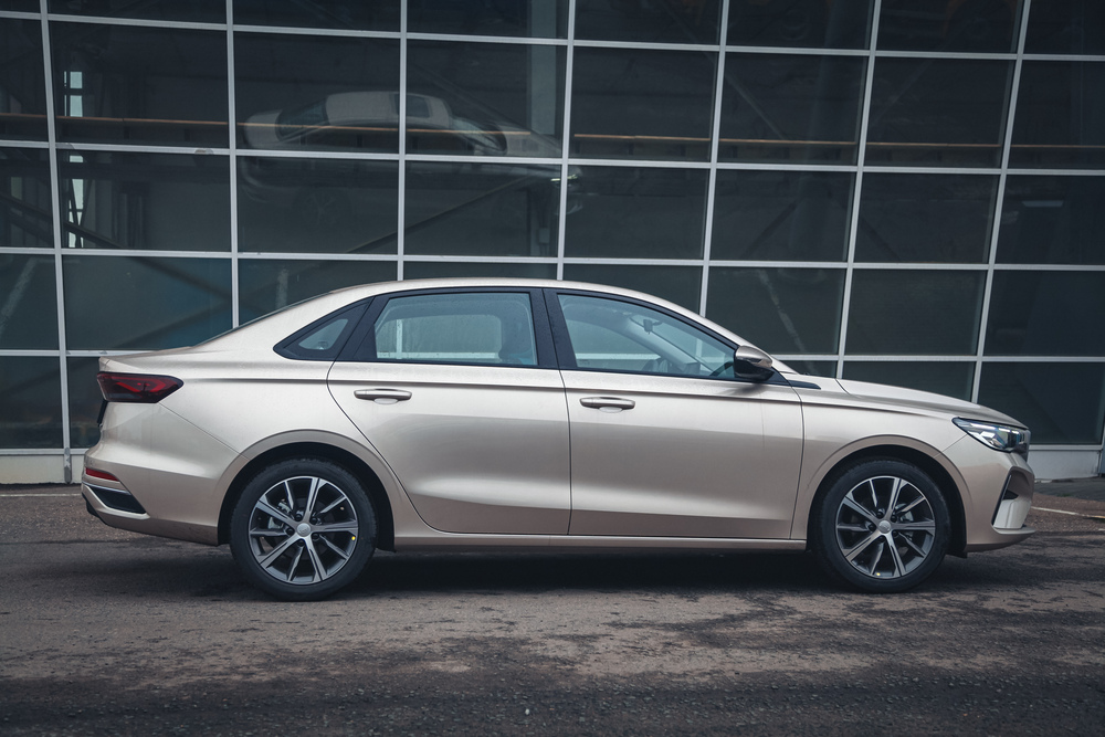 Geely Emgrand 7 седан на стороне