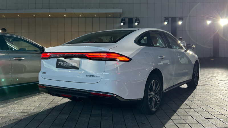 В Китае начались предварительные продажи гибридного седана Geely Galaxy Starshine 6 по цене от 12 025 долларов США, который является конкурентом BYD Seal 06.