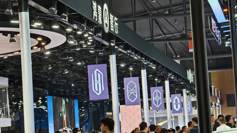 В Китае новый энергетический внедорожник Huawei Saic H5 получил 80 000 заказов