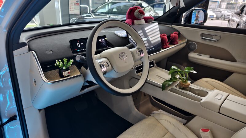 Toyota bZ3X с правым рулем дебютировала в Гонконге и Макао по цене 33 100 долларов США, что почти на 50% выше, чем в материковом Китае.