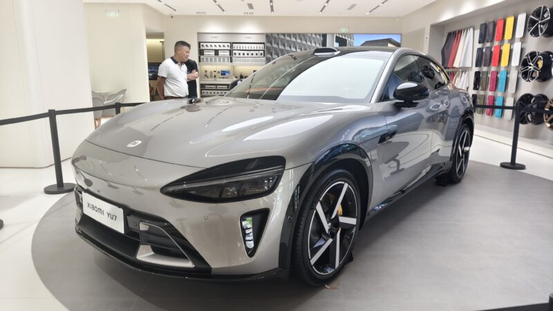 В Китае на новых автомобилях Xiaomi обнаружены остатки наклеек «Тестовый автомобиль»