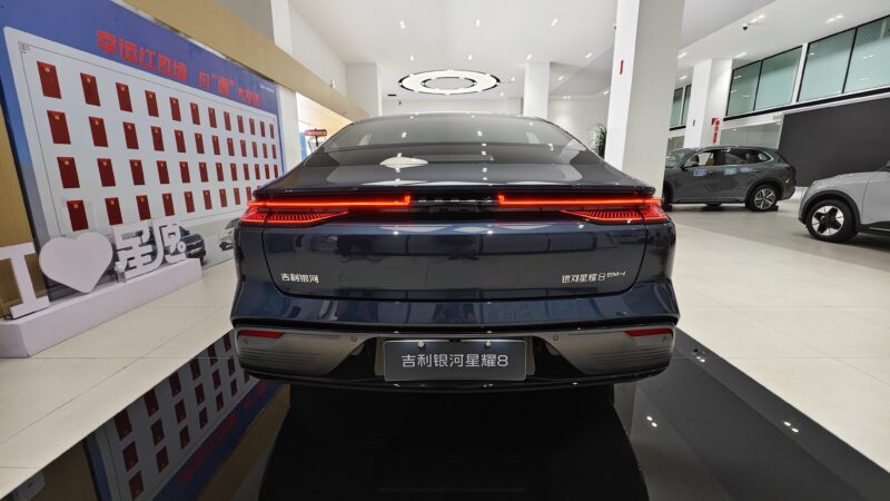 В Китае представлен Geely Galaxy Starshine 8 PHEV: знакомый дизайн E8 в гибридном исполнении с увеличенным запасом хода
