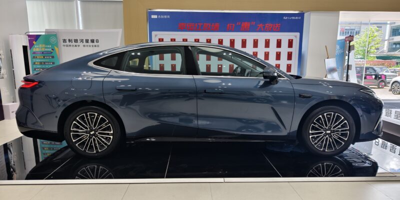 В Китае представлен Geely Galaxy Starshine 8 PHEV: знакомый дизайн E8 в гибридном исполнении с увеличенным запасом хода